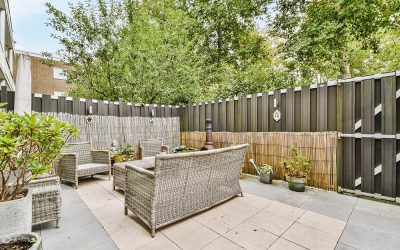 Cedar vs. Vinyl Fencing: Which Material is Right for You?